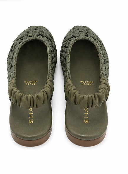 Sandalo slingback in rafia intrecciata con dettaglio floreale